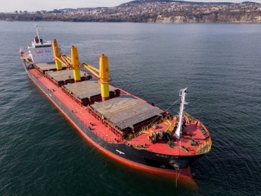 Geniş kapsamlı kargo gemisi tanker gemisinin hava görüntüsü.