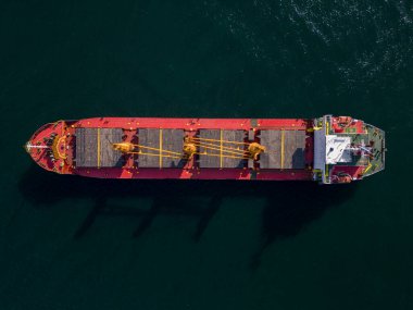 Geniş kapsamlı kargo gemisi tanker gemisinin hava görüntüsü.