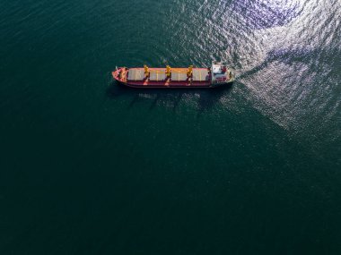 Geniş kapsamlı kargo gemisi tanker gemisinin hava görüntüsü.