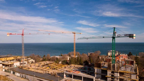 海滨空中俯瞰繁忙的建筑工地及建筑设备 — 图库照片
