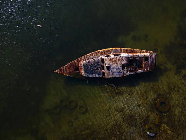 Old Rusty Abandoned Yacht Seashore Aerial View — Stock Photo, Image