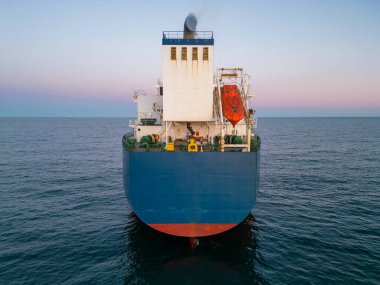 Hava manzaralı petrol gemisi tanker yağı gün batımında denizde.
