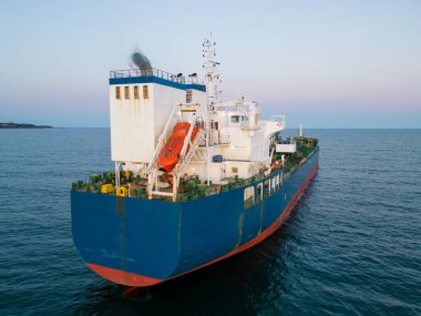 Hava manzaralı petrol gemisi tanker yağı gün batımında denizde.