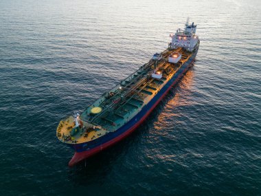 Hava manzaralı petrol gemisi tanker yağı gün batımında denizde.