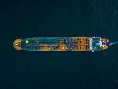 Hava manzaralı petrol gemisi tanker yağı gün batımında denizde.