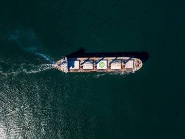 Arge toplu taşıma gemisi denizdeki tahılları taşır.