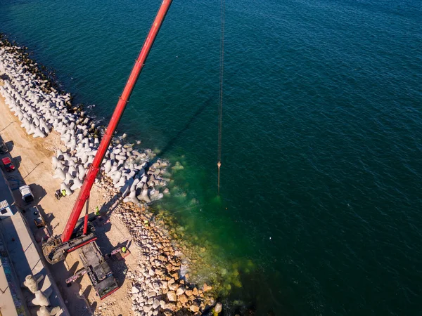 防波堤建筑的空中俯瞰 海里一堆巨石上的推土机和起重机 — 图库照片