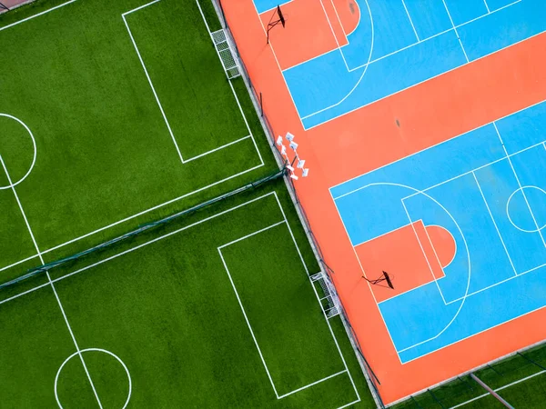 Letecký Pohled Zelené Fotbalové Hřiště Barevné Basketbalové Hřiště Poskytující Pohled — Stock fotografie