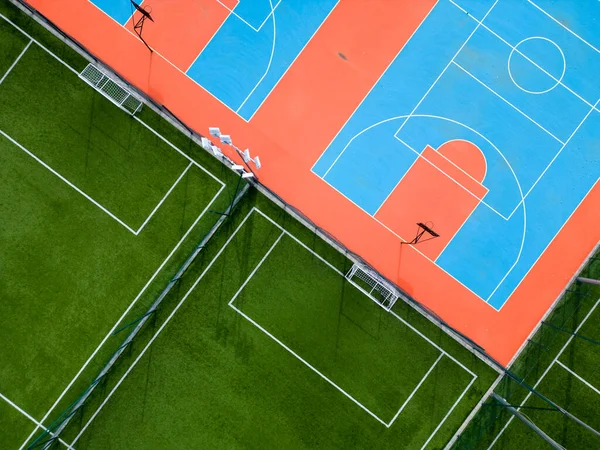 Flygfoto Över Grön Fotbollsplan Och Färgglad Basketplan Vilket Ger Glimt — Stockfoto