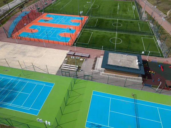 Vanuit Lucht Uitzicht Een Groen Voetbalveld Kleurrijke Basketbalvelden Tennisbanen Het — Stockfoto