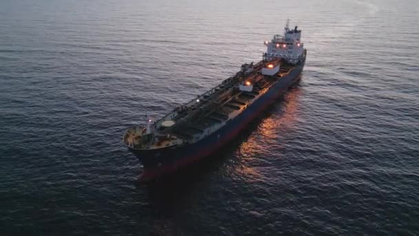 Drone Video Van Een Tanker Schip Tijdens Avond Het Toont — Stockvideo
