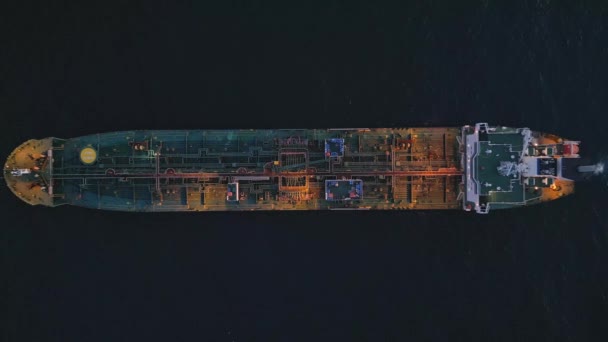 夜の間にタンカー船のドローン映像 穏やかな海を航行する船の大きさを示しており 夕日の絶景が見られます — ストック動画