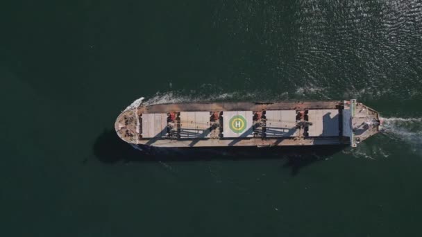 ドローンビデオは 船の印象的なサイズと操縦性を強調し 海に浮かぶばら積み貨物船のトップダウンビューをキャプチャします — ストック動画