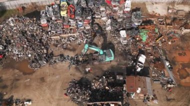 Hava görüntüsü, eski arabaları etkili bir şekilde hurdaya ayıran bir araba dökümü gösteriyor. Görüntüler, karmaşık makine ve süreçler hakkında benzersiz bir perspektif sağlıyor.