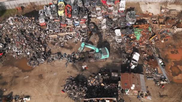 Aerial View Video Showcases Car Dump Action Machine Efficiently Separates — Stock Video