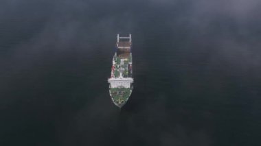 İnsansız hava aracı videoları, sakin denizde yelken açan boş bir feribot gösteriyor. Görüntüler, gemilerin etkileyici boyutlarına benzersiz bir bakış açısı sağlıyor ve açık denizin sakinliğini vurguluyor.