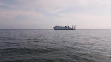 İnsansız hava aracı videoları, sakin denizde yelken açan boş bir feribot gösteriyor. Görüntüler, gemilerin etkileyici boyutlarına benzersiz bir bakış açısı sağlıyor ve açık denizin sakinliğini vurguluyor.