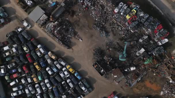 航拍视频显示了一个汽车垃圾堆在行动 因为一台机器有效地将旧车分离成碎片 这段录像提供了一个独特的视角 说明了所涉及的复杂机制和过程 — 图库视频影像