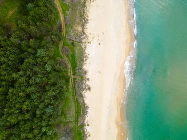 Uma Vista Aérea Cima Para Baixo Uma Praia Areia Mar — Fotografia de Stock