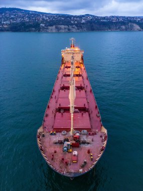 Akşamları büyük bir taşıyıcının hava görüntüsü büyük gemi dalgaları keserken sudan yansıyan çarpıcı bir ışık gösterisi sergiliyor. Okyanusun karanlığı arasındaki zıtlık