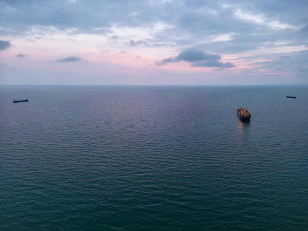 Flygfoto Över Ett Bulkfartyg Kvällen Visar Upp Fantastisk Ljusbild Som — Stockfoto