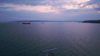 Deniz kenarında dönen bir anten, denizdeki gemilerle temas kurmak için kullanılan önemli bir iletişim aracıdır. Gemilerle ne olursa olsun sürekli bağlantı kurabilme ve takip edebilme yeteneği.
