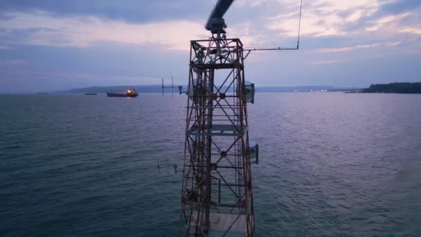 Een Roterende Antenne Aan Zee Een Cruciaal Communicatiemiddel Contact Komen — Stockvideo