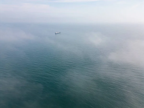 Flygfoto Över Fartyg Som Navigerar Genom Dimmiga Förhållanden Denna Typ — Stockfoto