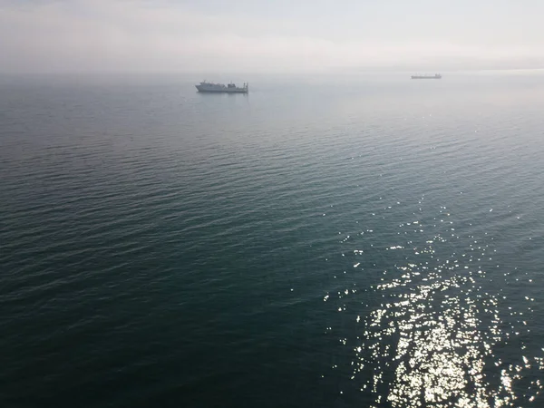 Vista Aérea Superior Los Barcos Navegando Través Condiciones Niebla Este —  Fotos de Stock