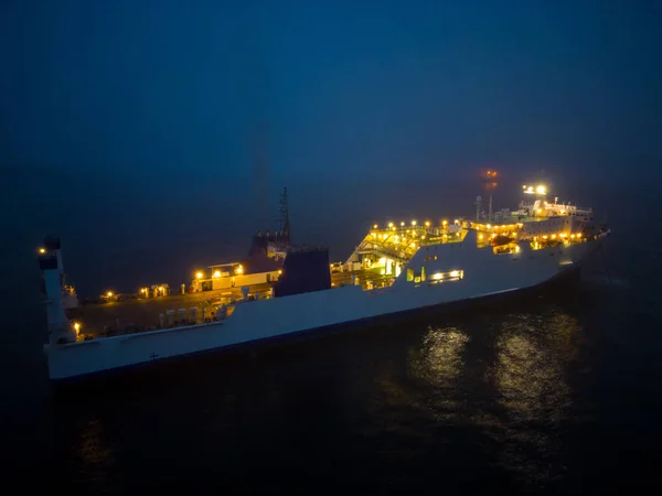 Letecký Pohled Trajektový Člun Proplouvající Noci Mlhavými Podmínkami Moři Kombinace — Stock fotografie