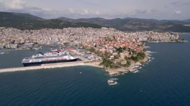 Kavala, Yunanistan 'ın kuzeydoğusunda bulunan ve çarpıcı hava manzaralarıyla tanınan pitoresk bir şehir. Ziyaretçiler, şehrin renkli binalarının nefes kesici panoramalarının ve canlı rıhtımlarının keyfini çıkarabilirler.