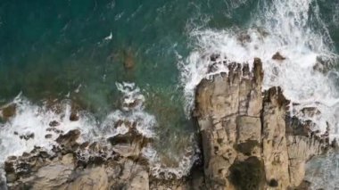 Yukarıdan aşağıya kayaların ve okyanusun havadan görünüşü.