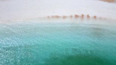 Yunan adası Thassos 'ta beyaz mermer çakıl taşları ve turkuaz deniz bulunan sahil nefes kesici bir doğa harikasıdır. Hava görüntüsü. Canlı mavi karşısında el değmemiş beyaz çakıl taşlarının kontrastı