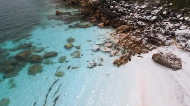 Yunan adası Thassos 'ta beyaz mermer çakıl taşları ve turkuaz deniz bulunan sahil nefes kesici bir doğa harikasıdır. Hava görüntüsü. Canlı mavi karşısında el değmemiş beyaz çakıl taşlarının kontrastı
