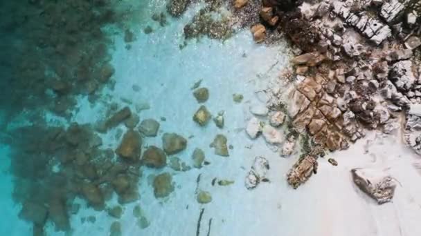 ギリシャのタソス島にある白い大理石の小石とターコイズブルーの海のビーチは息をのむような自然の驚異です 空中展望 鮮やかな青に対する自然のままの白い小石のコントラスト — ストック動画