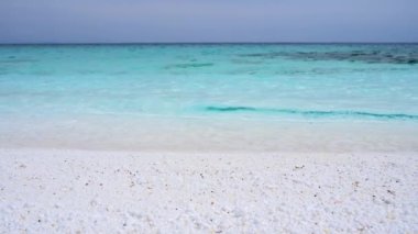 Yunan adası Thassos 'ta beyaz mermer çakıl taşları ve turkuaz deniz bulunan sahil nefes kesici bir doğa harikasıdır. Parlak mavi denize karşı el değmemiş beyaz çakıl taşlarının kontrastı...