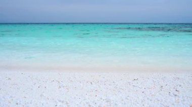 Yunan adası Thassos 'ta beyaz mermer çakıl taşları ve turkuaz deniz bulunan sahil nefes kesici bir doğa harikasıdır. Parlak mavi denize karşı el değmemiş beyaz çakıl taşlarının kontrastı...