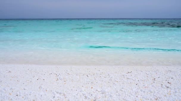 Spiaggia Con Ciottoli Marmo Bianco Mare Turchese Sull Isola Greca — Video Stock