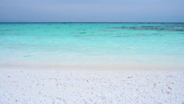 希腊萨索斯岛上的海滩上有白色的大理石卵石和碧绿的大海 这是一个令人惊叹的自然奇观 原始的白色卵石与鲜亮的蓝色大海形成了强烈的对比 — 图库视频影像