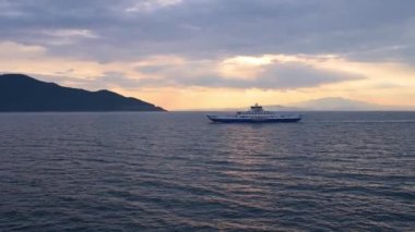 Feribotlar, insanları, araçları ve kargoyu okyanuslar ve denizler gibi açık denizler üzerinden taşımak için tasarlanmış büyük teknelerdir. Bu gemiler ada için önemli bir ulaşım aracı.