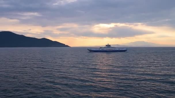 Färjor Stora Båtar Som Utformade För Att Transportera Människor Fordon — Stockvideo