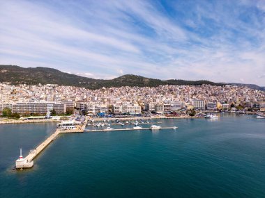 Kavala, Yunanistan 'ın kuzeydoğusunda bulunan ve çarpıcı hava manzaralarıyla tanınan pitoresk bir şehir. Ziyaretçiler, şehrin renkli binalarının nefes kesici panoramalarının ve canlı rıhtımlarının keyfini çıkarabilirler.