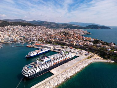 Kavala limanında hava manzaralı yolcu gemisi. Kavala, Yunanistan 'ın kuzeydoğusunda bulunan ve çarpıcı hava manzaralarıyla tanınan pitoresk bir şehir. Ziyaretçiler şehirlerin nefes kesici panoramalarının keyfini çıkarabilirler.