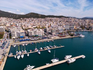 Kavala, Yunanistan 'ın kuzeydoğusunda bulunan ve çarpıcı hava manzaralarıyla tanınan pitoresk bir şehir. Ziyaretçiler, şehrin renkli binalarının nefes kesici panoramalarının ve canlı rıhtımlarının keyfini çıkarabilirler.