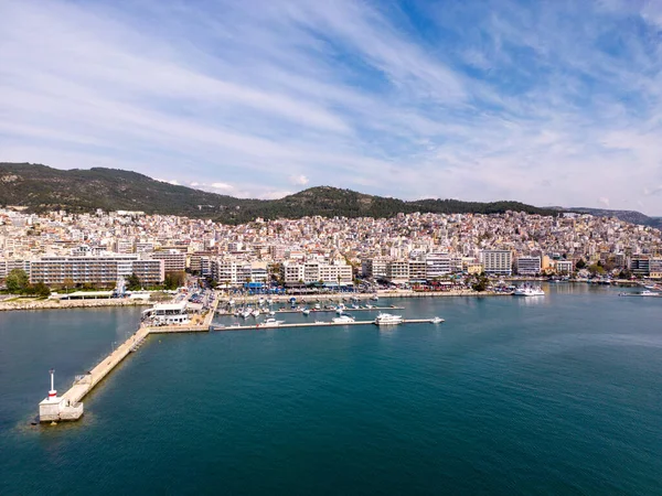Kavala, Yunanistan 'ın kuzeydoğusunda bulunan ve çarpıcı hava manzaralarıyla tanınan pitoresk bir şehir. Ziyaretçiler, şehrin renkli binalarının nefes kesici panoramalarının ve canlı rıhtımlarının keyfini çıkarabilirler.