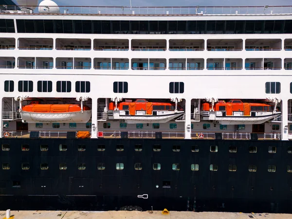 Rettungsboote Auf Kreuzfahrtschiffen Sind Ein Entscheidendes Sicherheitsmerkmal Das Sicherstellt Dass — Stockfoto