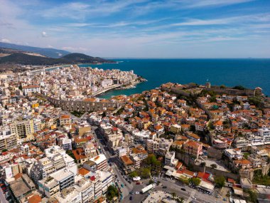 Kavala, Yunanistan 'ın kuzeydoğusunda bulunan ve çarpıcı hava manzaralarıyla tanınan pitoresk bir şehir. Ziyaretçiler, şehrin renkli binalarının nefes kesici panoramalarının ve canlı rıhtımlarının keyfini çıkarabilirler.