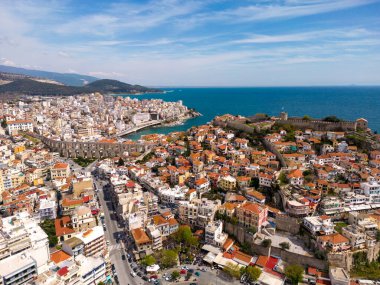 Kavala, Yunanistan 'ın kuzeydoğusunda bulunan ve çarpıcı hava manzaralarıyla tanınan pitoresk bir şehir. Ziyaretçiler, şehrin renkli binalarının nefes kesici panoramalarının ve canlı rıhtımlarının keyfini çıkarabilirler.