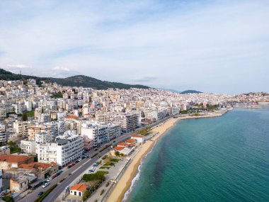 Kavala, Yunanistan 'ın kuzeydoğusunda bulunan ve çarpıcı hava manzaralarıyla tanınan pitoresk bir şehir. Ziyaretçiler, şehrin renkli binalarının nefes kesici panoramalarının ve canlı rıhtımlarının keyfini çıkarabilirler.