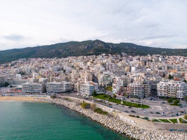 Kavala, Yunanistan 'ın kuzeydoğusunda bulunan ve çarpıcı hava manzaralarıyla tanınan pitoresk bir şehir. Ziyaretçiler, şehrin renkli binalarının nefes kesici panoramalarının ve canlı rıhtımlarının keyfini çıkarabilirler.